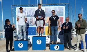 El regatista del CN Salou Guillem Segú, bronce en el Nacional absoluto de IQFoil Guillem Segú, en el tercer puesto del podio