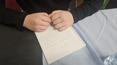 Familiares de alcohólicos aprenden con lecciones de vida a quererse más a sí mismos Una joven de 19 años explicó emotivamente su experiencia con un padre alcohólico