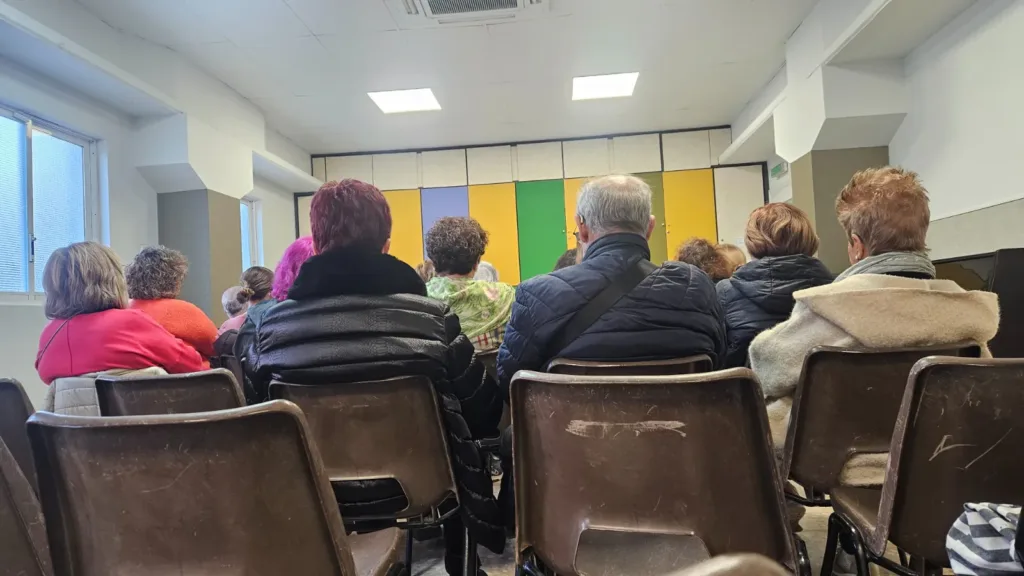 •	La reunión en Al-Anon fue seguida por casi medio centenar de  personas