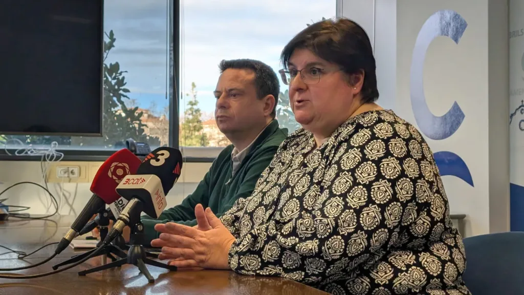 Cambios el gobierno de Cambrils: Mar España deja el área de Recursos Humanos y la asume Oliver Klein Mar España y Oliver Klein, en la rueda de prensa de este martes