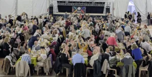 La gent gran de Salou gaudeix del tradicional berenar de festa major El berenar de la gent gran s'ha celebrat aquest dilluns
