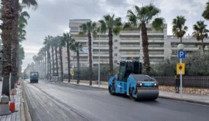 Salou renueva el pavimento de otras ocho calles Trabajos de pavimentación en la calle Ciutat de Reus de Salou