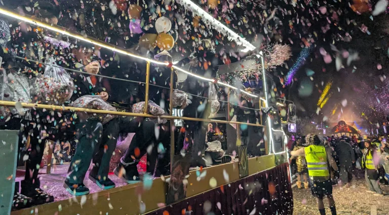 El milagro del confeti: el mundo al revés Una carroza del Cós Blanc de Salou