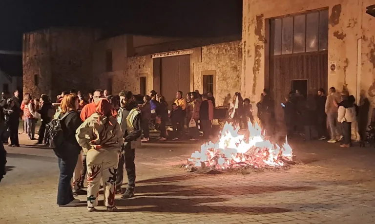 Cambrils enterra la sardina… però celebrarà aquest dissabte la Rua de Carnaval L'enterrament de la sardina de Cambrils es va celebrar ahir dimarts
