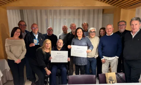 L’Associació Cambrils Tribuna dona 1.000 euros a Swim for ELA i Antian Foto de família de la donació