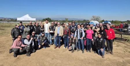 Foto de familia de los asistentes en la sede del Moto Club Barenys Salou