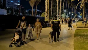 Salou reforzará la Policía Local para aumentar su presencia «preventiva» en las calles Un agente de la Policía Local de Salou