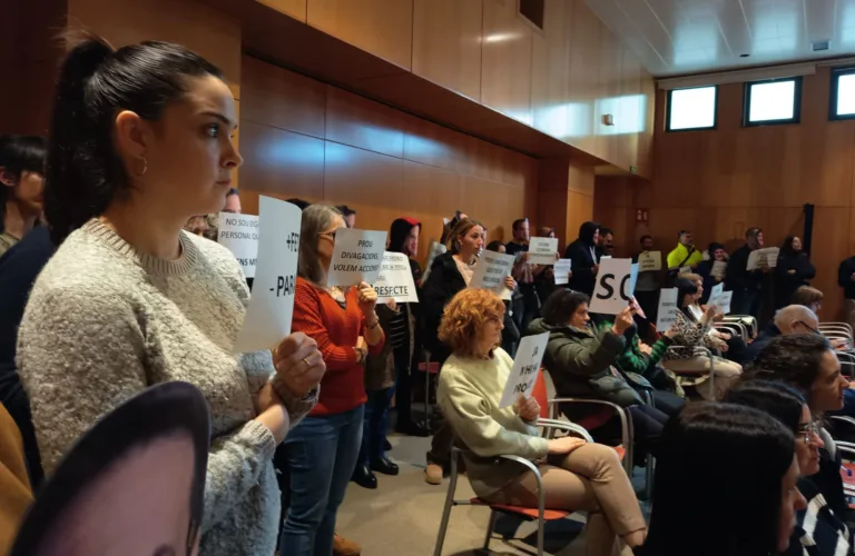 Protesta de treballadors municipals al darrer ple de Cambrils