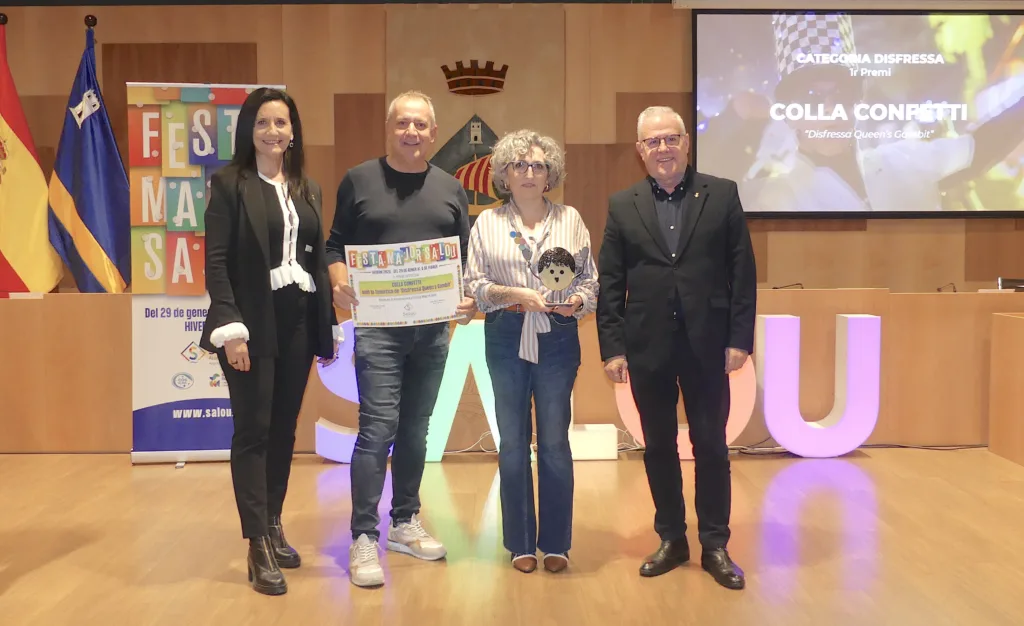 Representantes de la colla Confetti con la concejal Julia Gómez y el alcalde, Pere Granados