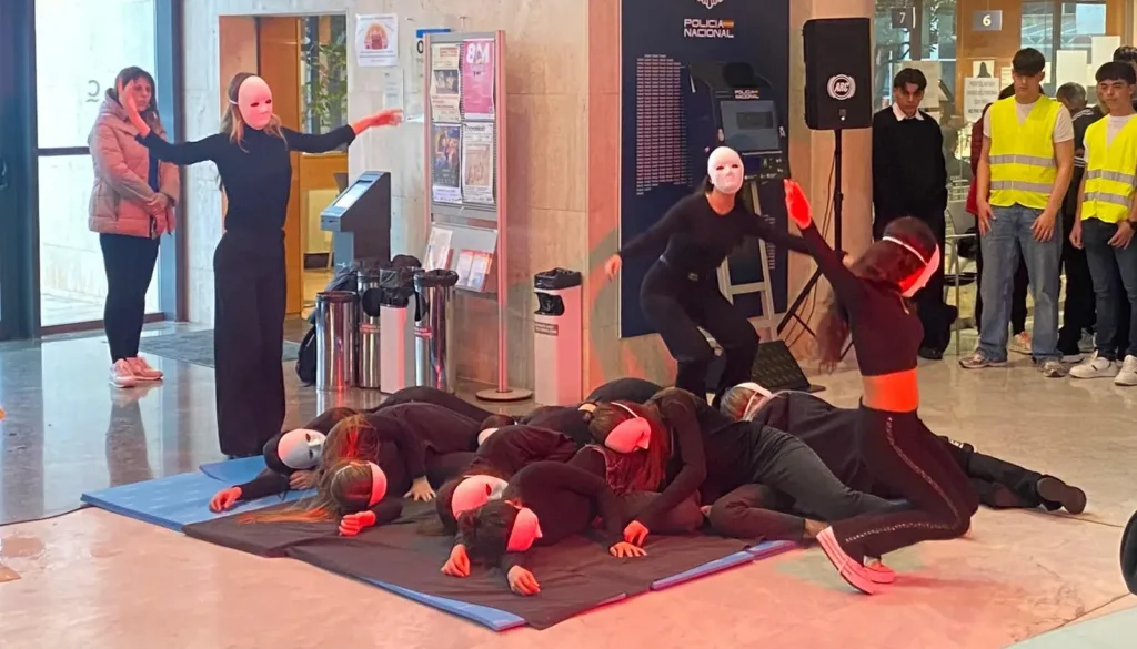 Una de les 'perfomances' dels alumnes de secundària de Cambrils