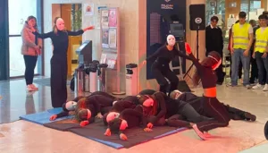 Una de les 'perfomances' dels alumnes de secundària de Cambrils