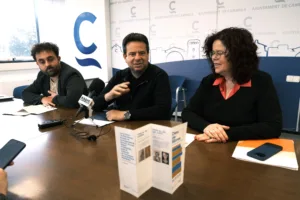 El regidor de Cultura, Carlos Caballero; l’alcalde, Oliver Klein; i la cap del departament municipal de Cultura, Gemma Massagué