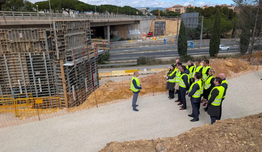 Obras del nuevo puente de 112 metros sobre la A-7 en Vila-seca