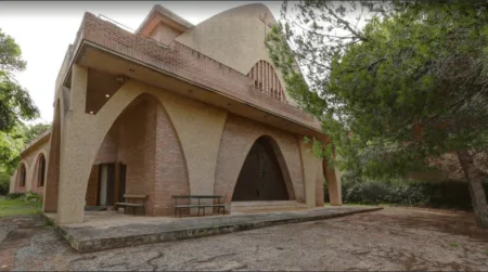 La iglesia está ubicada en la calle Donzell Marí