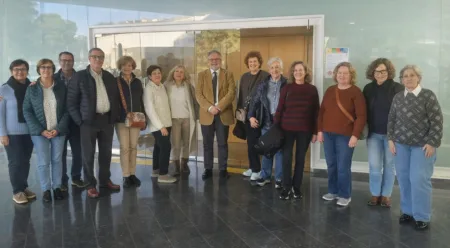 Alumnes i professor (al mig) d'una sessió de l'Aula al centre cívic de Salou