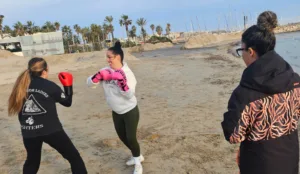 Marta y Judith siguen las instrucciones de Mirella da Silva