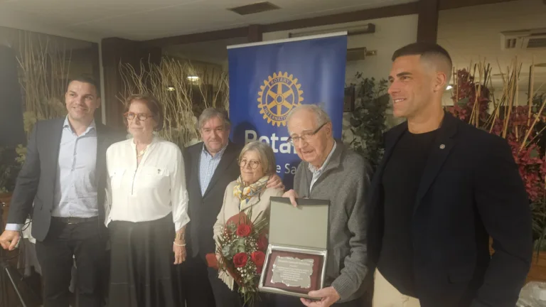 Fernando Llauradó muestra con orgullo el Salou que le vio crecer desde niño De izquierda a derecha, Carlos, Esther, José A., Maribel, Fernando y Marc