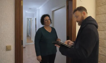 Mario Téllez, con una vecina en el Colomí