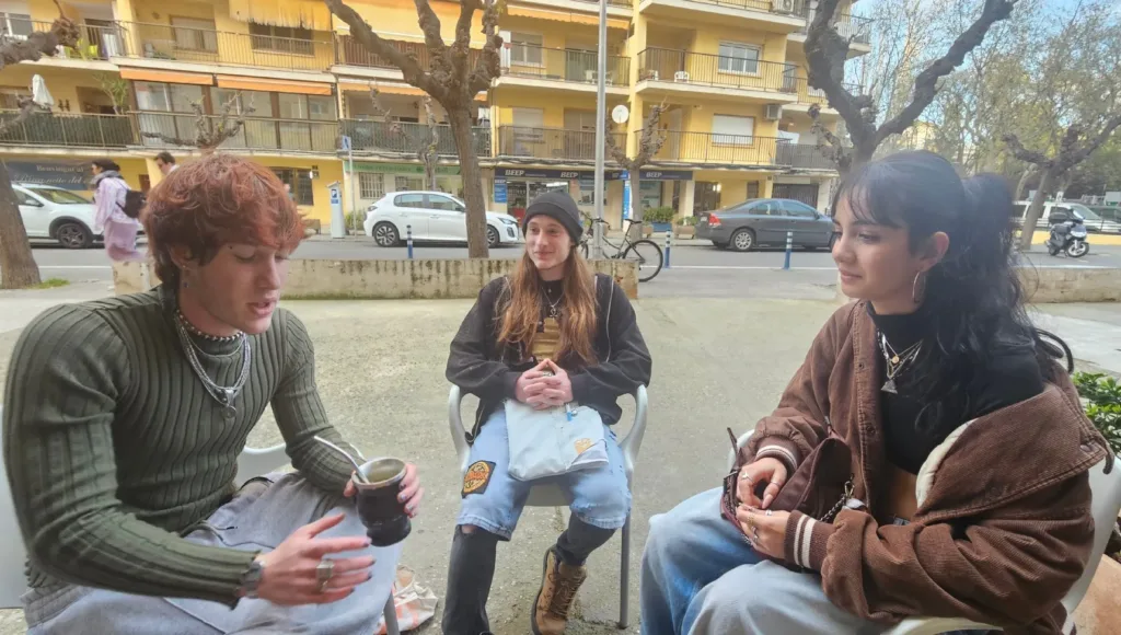 Jóvenes antisistema que se rebelan frente a una democracia que les está fallando Un momento de la conversación con Herón, Basel y Jinja , en Salou