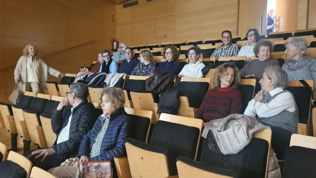 Alguns assistents a una conferència de l'Aules d’Extensió Universitària de la Gent Gran de la Universitat Rovira i Virgili a Salou