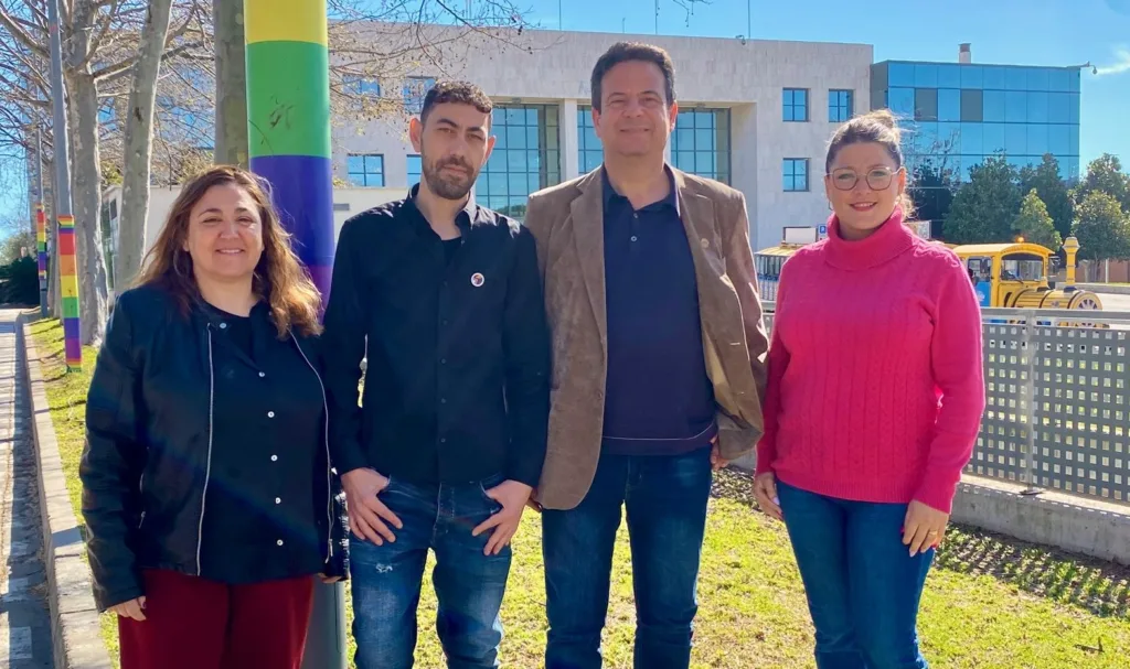 La regidora d’Igualtat, Gemma Balanyà; Alfred Giménez; l’alcalde, Oliver Klein; i la regidora de Joventut, Natalia Pleguezuelos