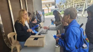 Salou reparte recipientes para diluir el ‘pipi’ de los perros con agua y vinagre La concejal Beatriz Morer ha informado este jueves de la campaña en el Mercat Municipal