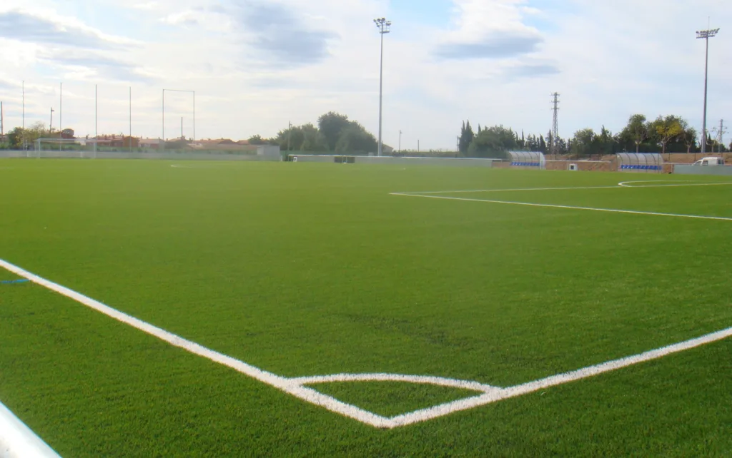 Cambrils renovarà la gespa artificial de dos camps de futbol de la zona esportiva Un dels camps de futbol de Cambrils