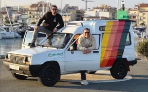 Bryan y Aníbal Villalba, con su furgoneta en el puerto de Cambrils