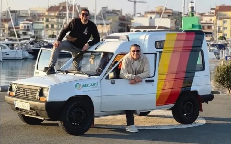 Bryan y Aníbal Villalba, con su furgoneta en el puerto de Cambrils