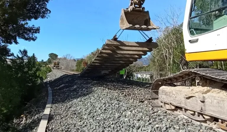 Junts de Cambrils exige al alcalde de Mont-roig que desbloquee la vía verde Foto de archivo del desmantelamiento de la vía del tren