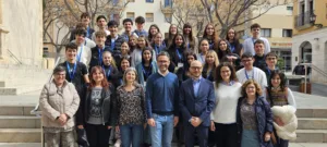 Alumnes de Vila-seca són distingits com a ambaixadors júniors del Parlament Europeu Foto de grup davant l'Ajuntament de Vila-seca