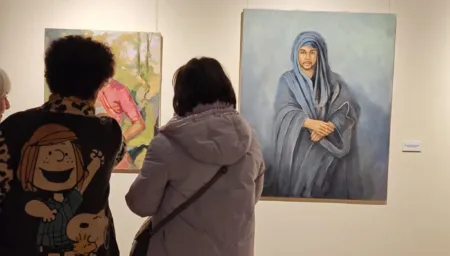 La exposición de artistas locales se puede visitar de manera gratuita