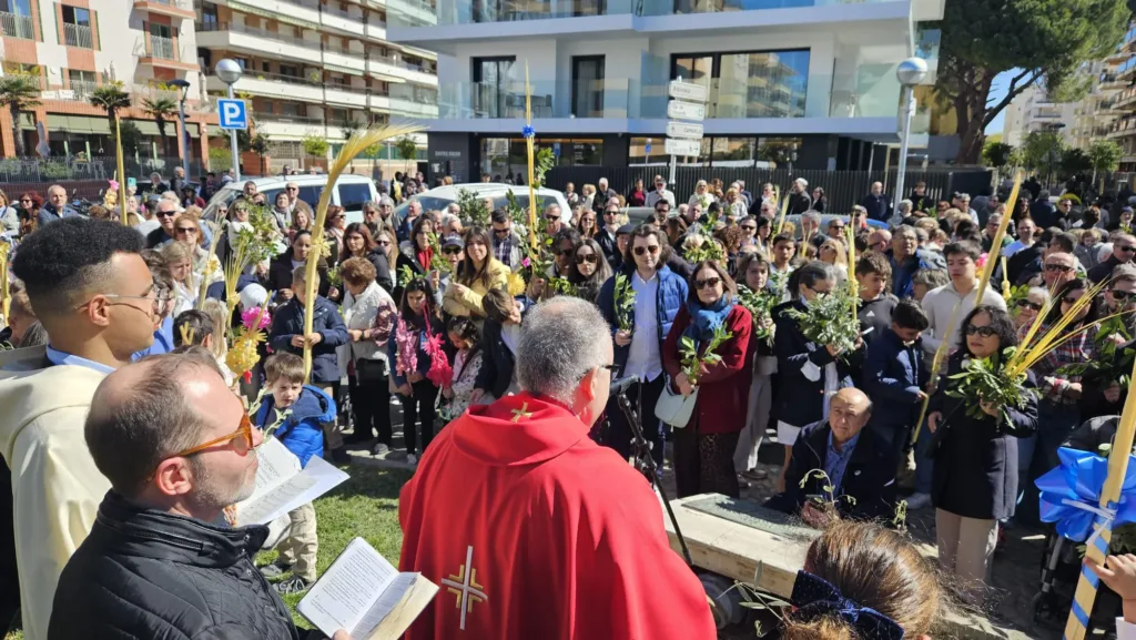 Centenares de padres y abuelos salen en Salou, de la mano de los más pequeños, para bendecir la palma Centenares de personas han participado en el Domingo de Ramos en Salou