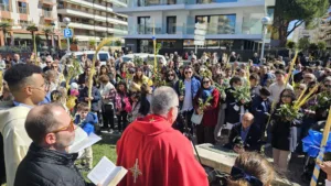 Centenares de padres y abuelos salen en Salou, de la mano de los más pequeños, para bendecir la palma Centenares de personas han participado en el Domingo de Ramos en Salou