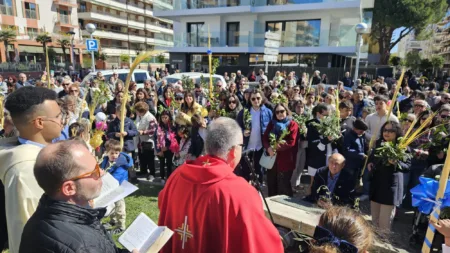 Centenares de padres y abuelos salen en Salou, de la mano de los más pequeños, para bendecir la palma Centenares de personas han participado en el Domingo de Ramos en Salou