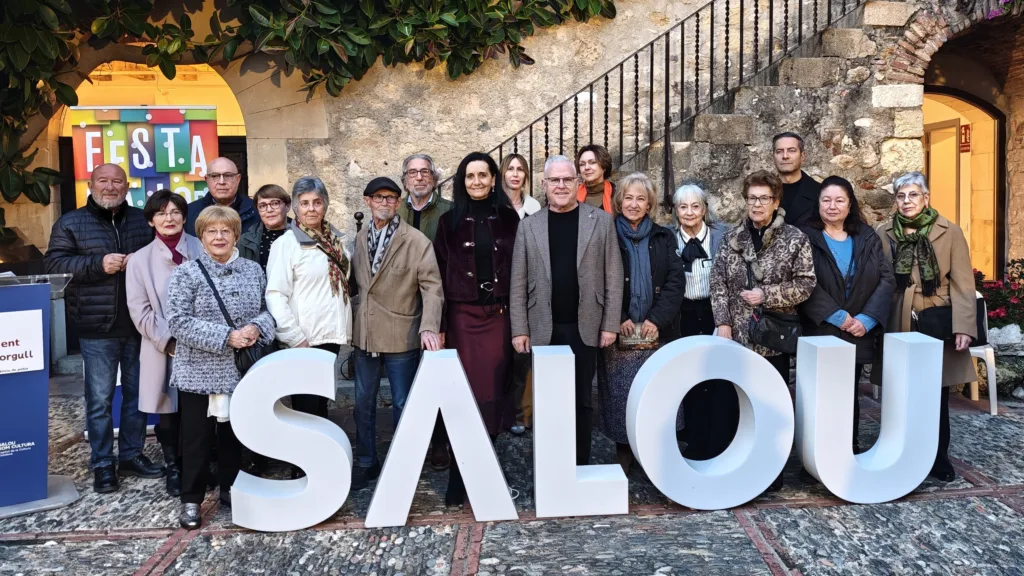 Foto de familia de los artistas, con el alcalde, Pere Granados, y la concejal Julia Gómez