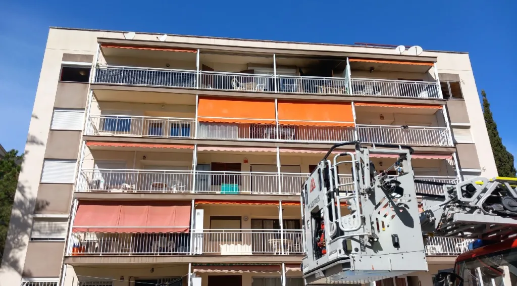 Un incendio quema un piso en Salou El piso afectado está en la cuarta planta
