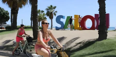 Turistas, en el paseo Jaume I de Salou