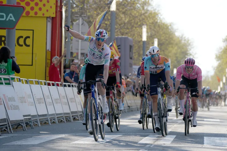 El ciclista francés Dorian Godon cruza la meta de Vila-seca en primera posición