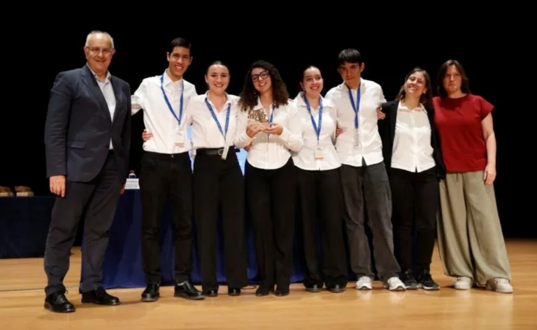 Els nois i noies de l'Institut Vila-seca, un cop proclamats campions.