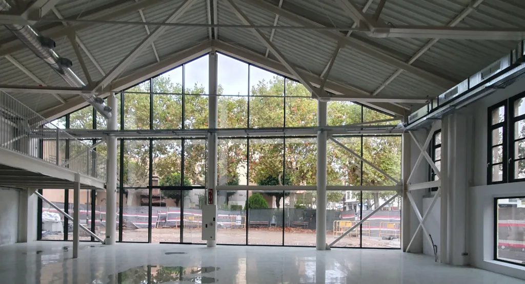 Imatge actual de l'interior del Mercat de la Vila de Cambrils