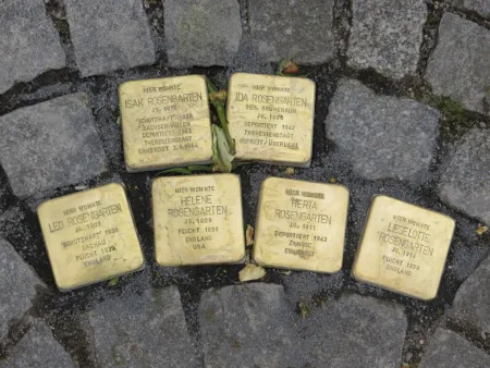 Los Stolpersteine se colocan habitualmente en la acera