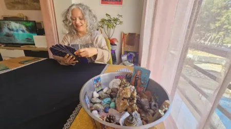 Echar las cartas del Tarot, el ansiolítico del cerebro para llegar hasta el alma Sabina Mercè, tarotista, echa las cartas en el Racó de Salou