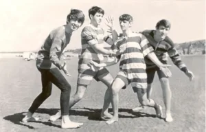 Salou acogerá el rodaje de una superproducción sobre The Beatles The Beatles, en una imagen promocional en la playa