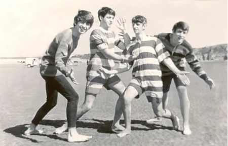 The Beatles, en una imagen promocional en la playa