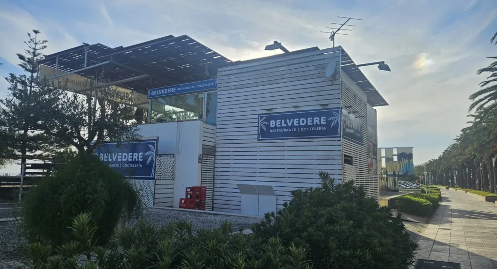 La coctelería Belvedere, en el paseo Jaume I, está cerrada