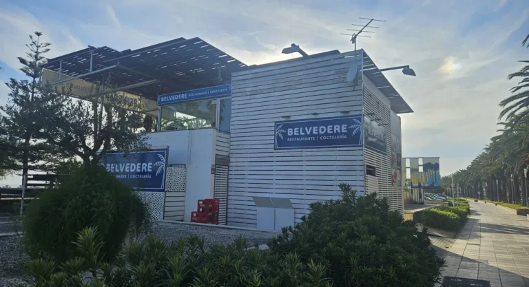 La coctelería Belvedere, en el paseo Jaume I, está cerrada