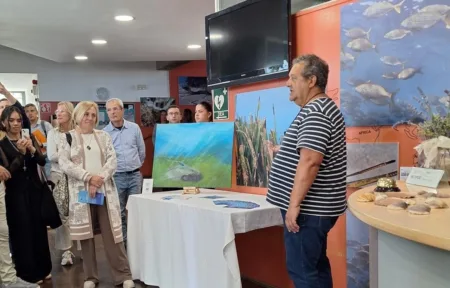 Un viaje al fondo del mar en Cambrils El presidente de la asociación, Joan Baz, presentó la exposición en el Institut Escola d'Hoteleria i Turisme de Cambrils