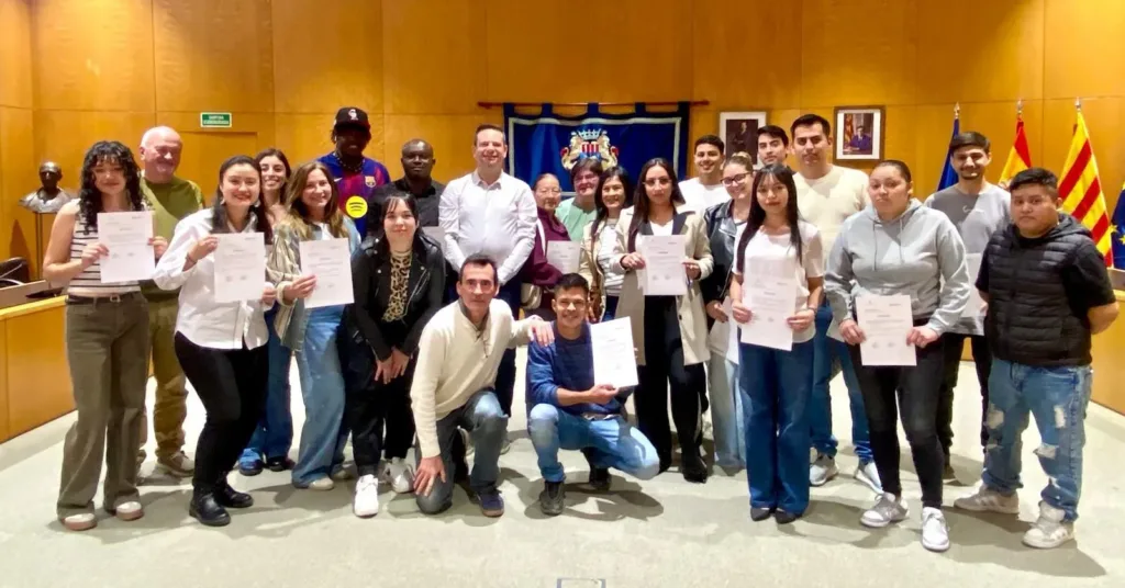 Cambrils lliura els certificats dels cursos de Primera Acollida del primer trimestre L’acte es va celebrar a la sala de plens de l'Ajuntament