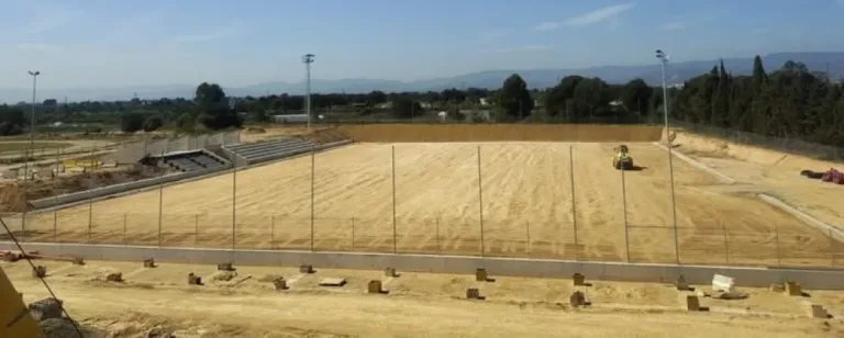 El campo de fútbol principal cambiará el marrón por el verde en dos semanas